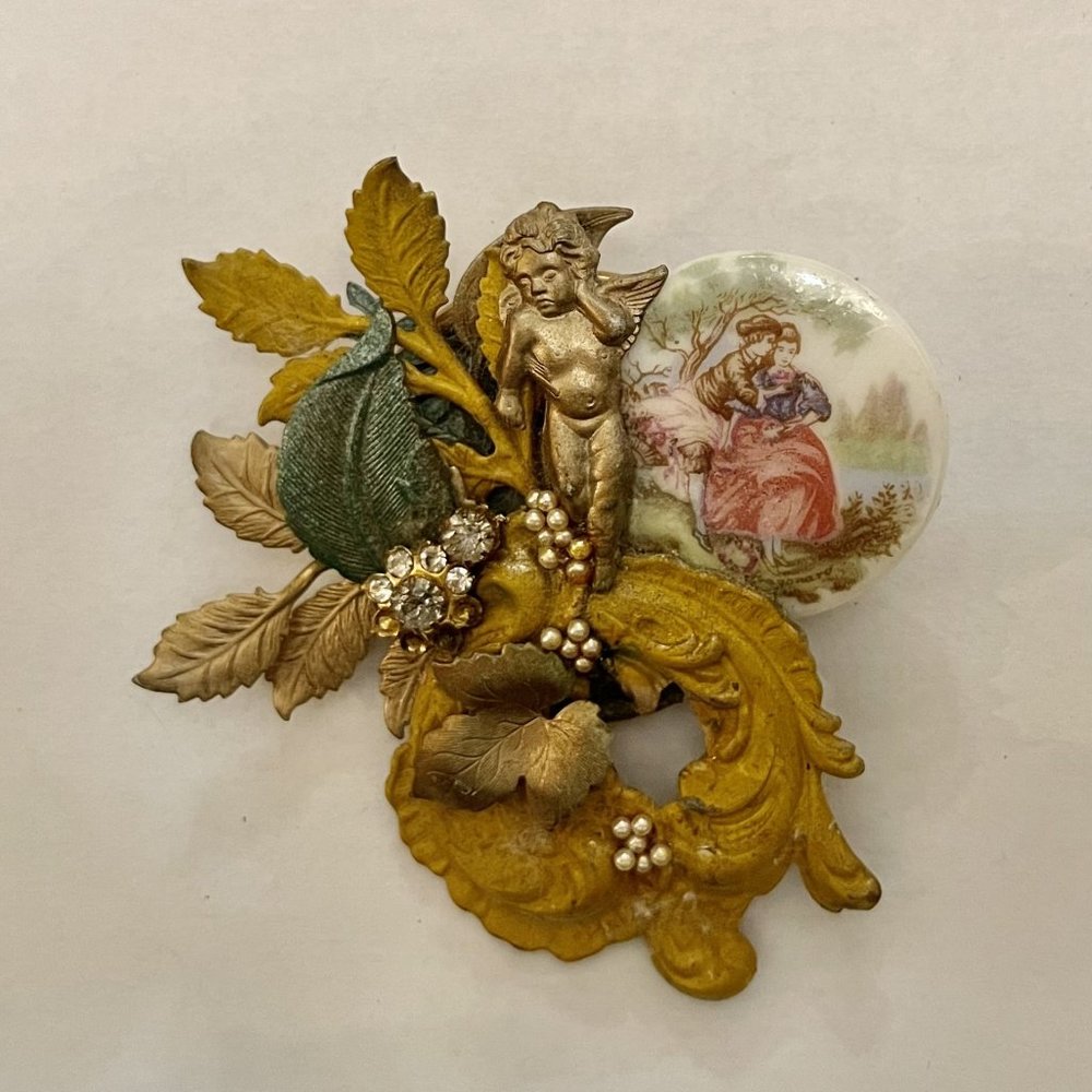 Vintage Victorian Revival couple scene ornate Porcelain & gold tone brooch pin